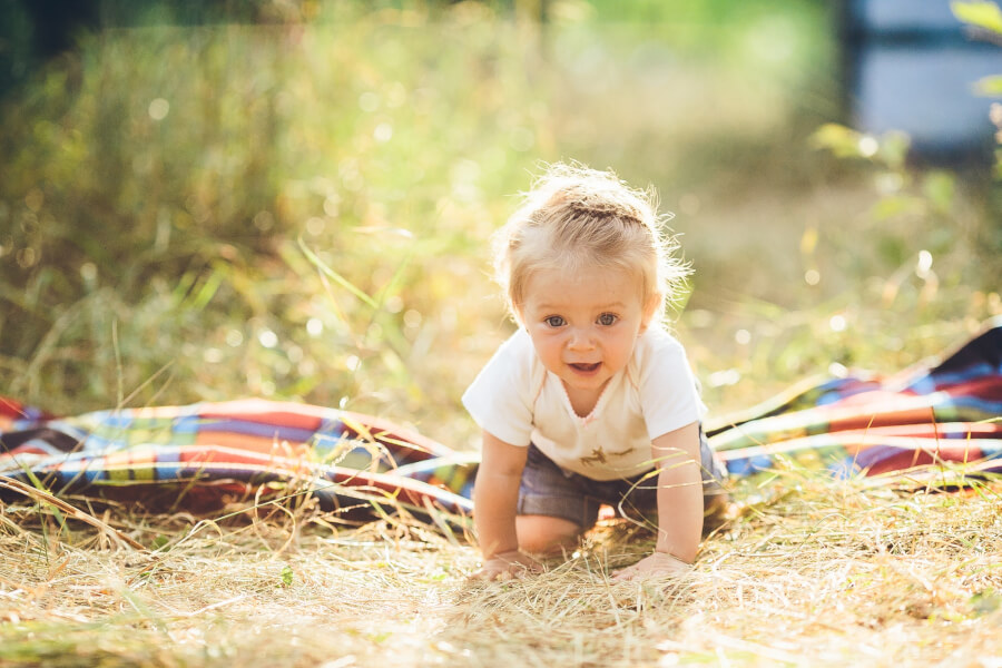 Little girl playing in the lawn. But, can bed bugs live outside in your lawn?